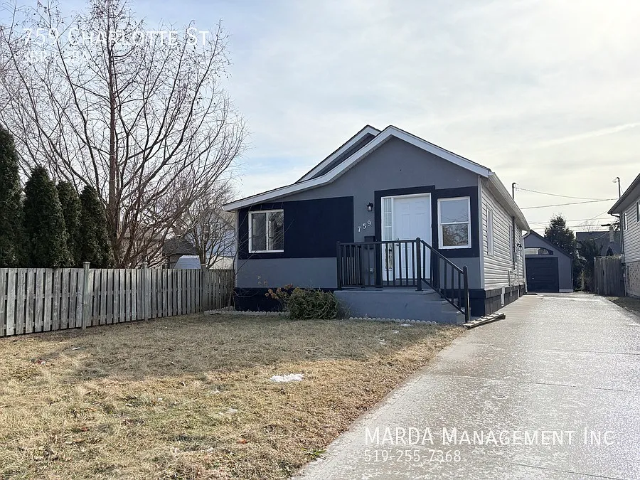 Spacious Newly Renovated 3 Bed/2.5 Bath + Hydro, Water & Gas! — Photo 3