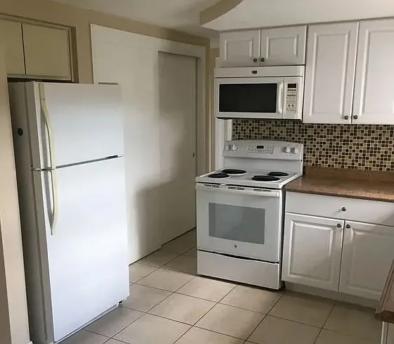 4050 Chesswood Dr — Photo 2