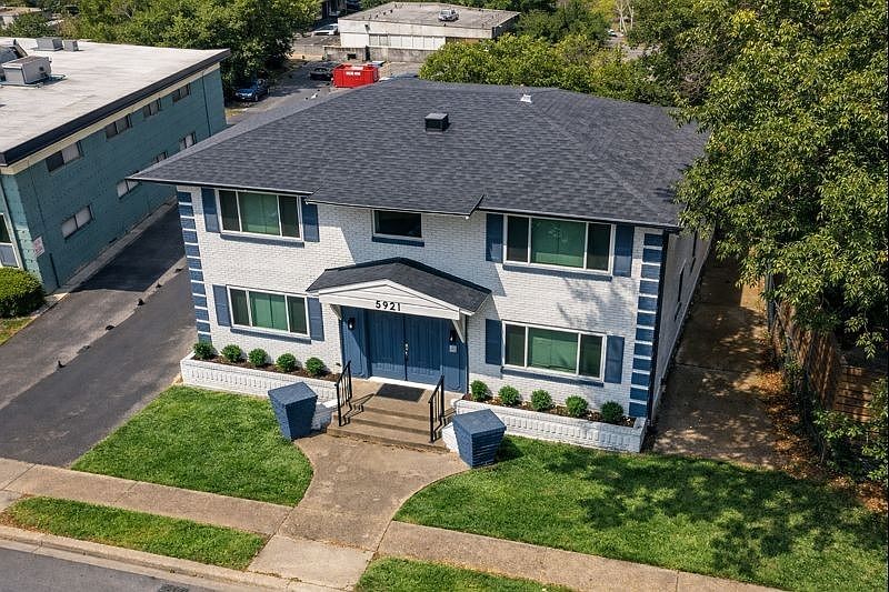 1st image of 5921 Gaston Ave #E9bb4d902