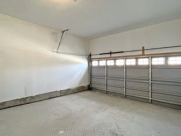 94 Holtby Ct — Photo 39