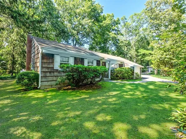2625 Peconic Bay Blvd, Laurel, NY 11948