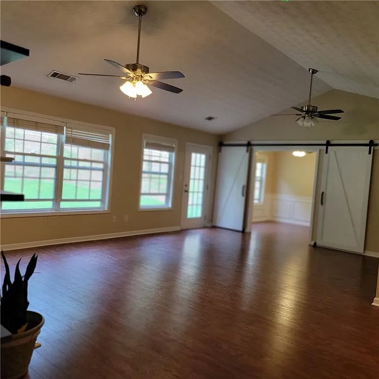 3 bed, 2.5 bath, 1669 sqft, $2,395 — Photo 3