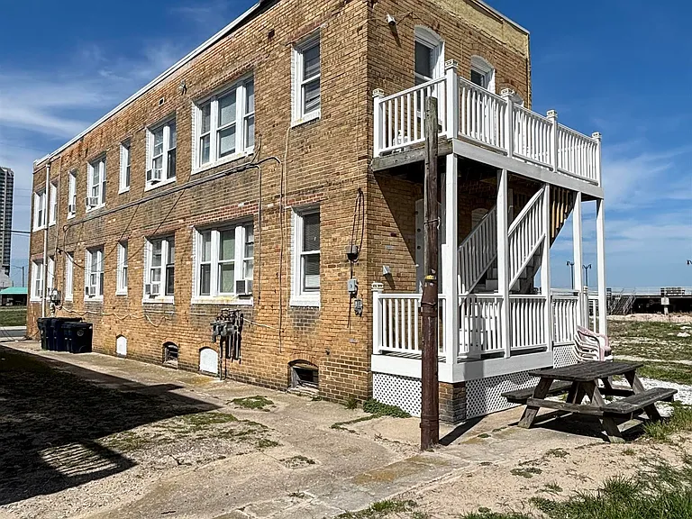 122 Dewey Pl — Photo 21