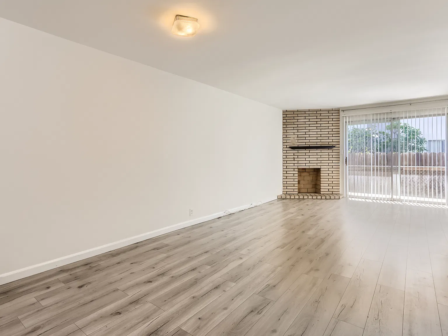 221 N Kenwood St — Photo 4