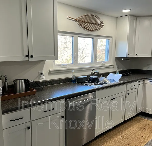 1104 E Hendron Chapel Rd — Photo 10