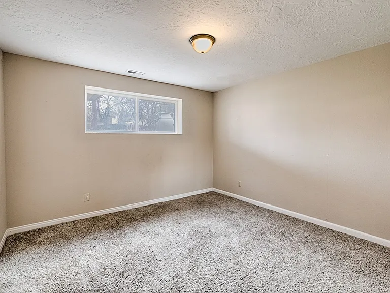 2960 S Apple St — Photo 16