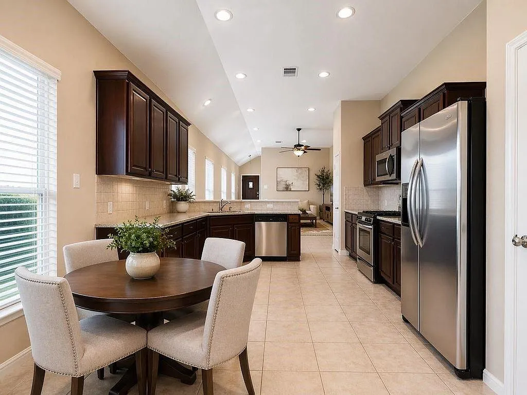 4 bed, 2.0 bath, 1558 sqft, $1,950 — Photo 3