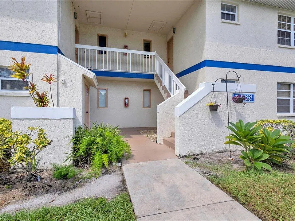 1529 SE Royal Green Cir #102