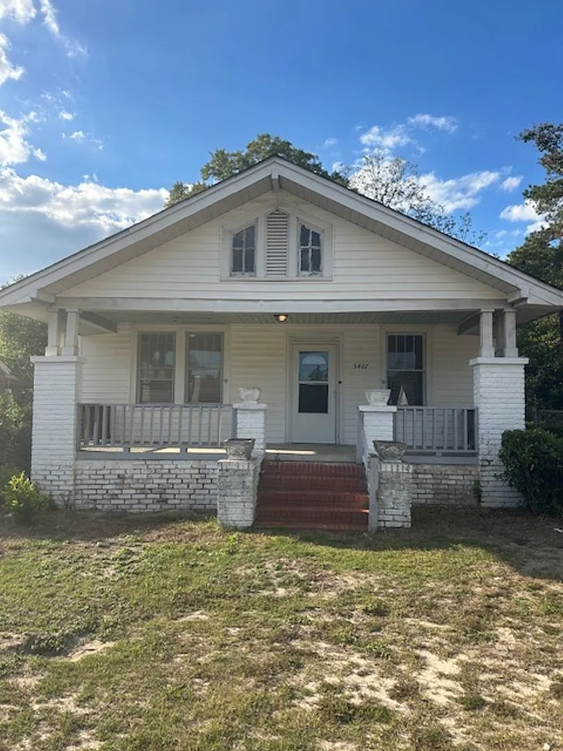Spacious and charming 3-bedroom home located in Columbia's established Eau Claire area! — Photo 1