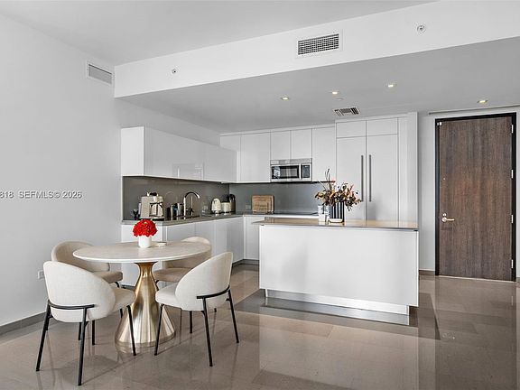 2nd image of 88 SW 7th St APT 809