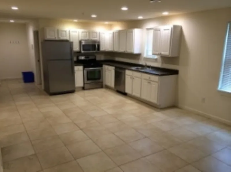 323 College St — Photo 2