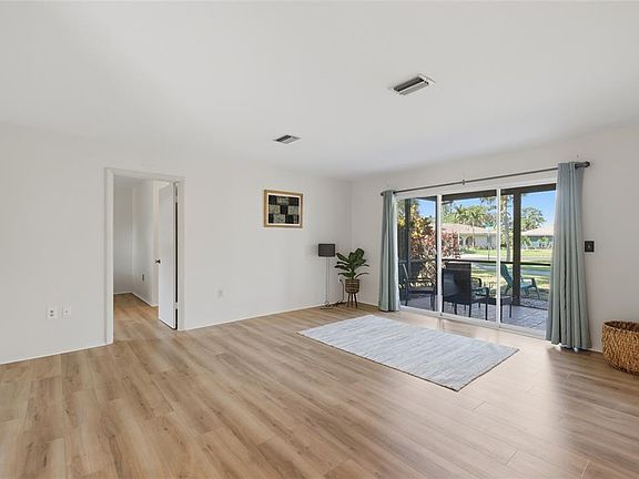 4th image of 404 OXFORD DRIVE #404