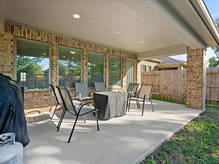 18716 Laurel Hills Dr — Photo 33