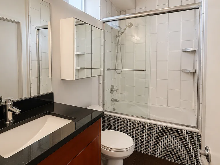 L2 - Bathroom with a deep bathtub