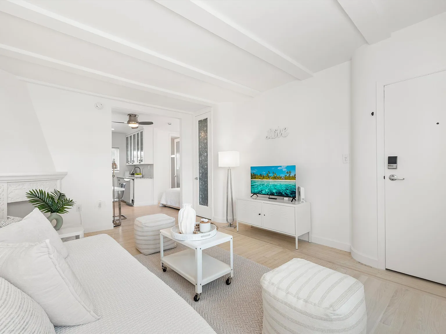 2 bed, 900 sqft, $4,500 — Photo 2