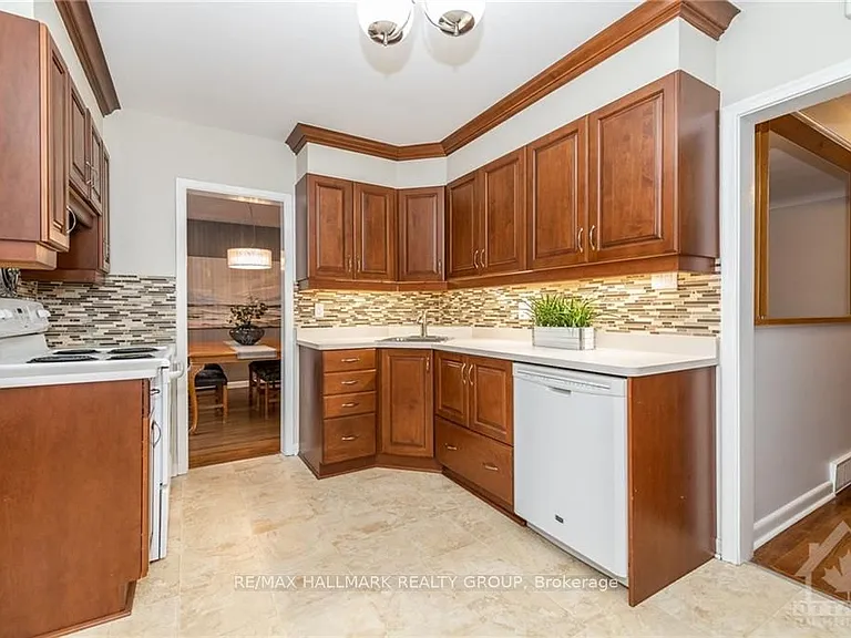 1132 Cline Cres #A — Photo 9