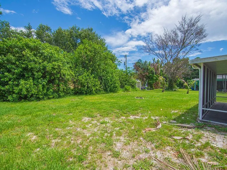 205 SW Voltair Ter — Photo 28