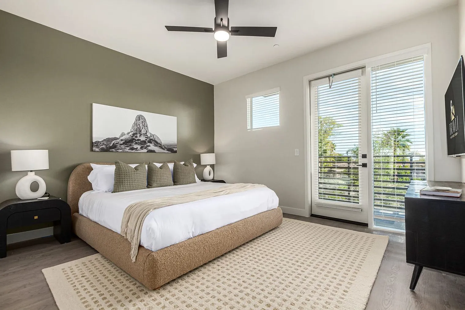 2 bed, 2.0 bath, 1162 sqft, $4,685 — Photo 2