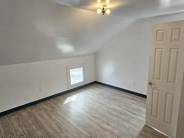402 W Green St — Photo 9