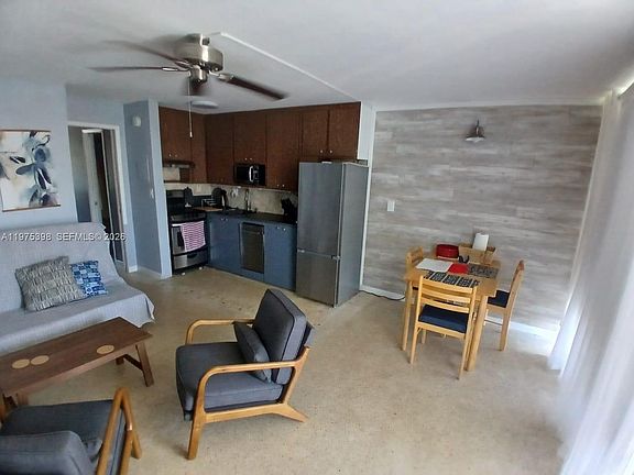 2nd image of 901 N Birch Rd #9B