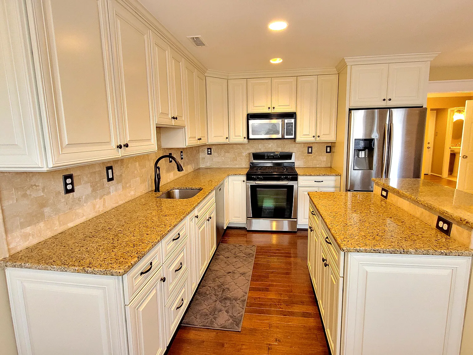3 bed, 2.5 bath, 2836 sqft, $3,800 — Photo 4