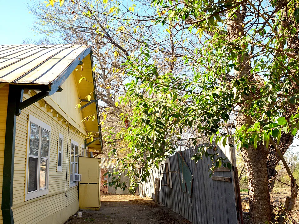 This is the right side of the house.