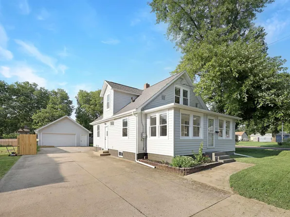 1315 Willow St, Pekin, IL 61554