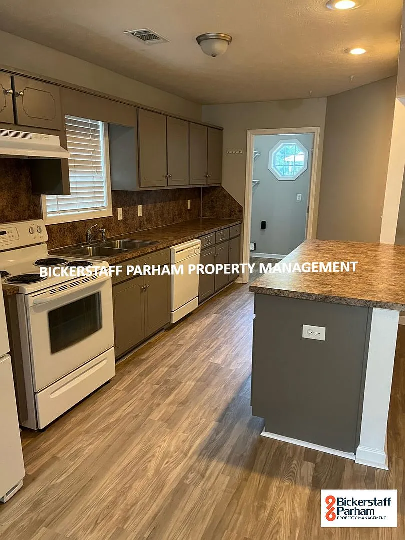 Spacious & Inviting 1,360 SQ FT Home - Great Room, Appliances & Pets Welcome! — Photo 3