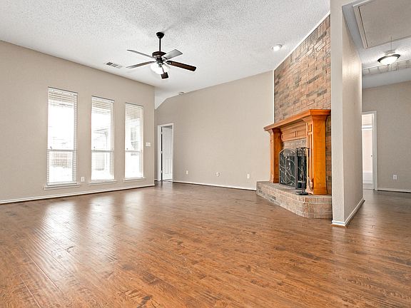 4th image of 204 Tanglewood Dr