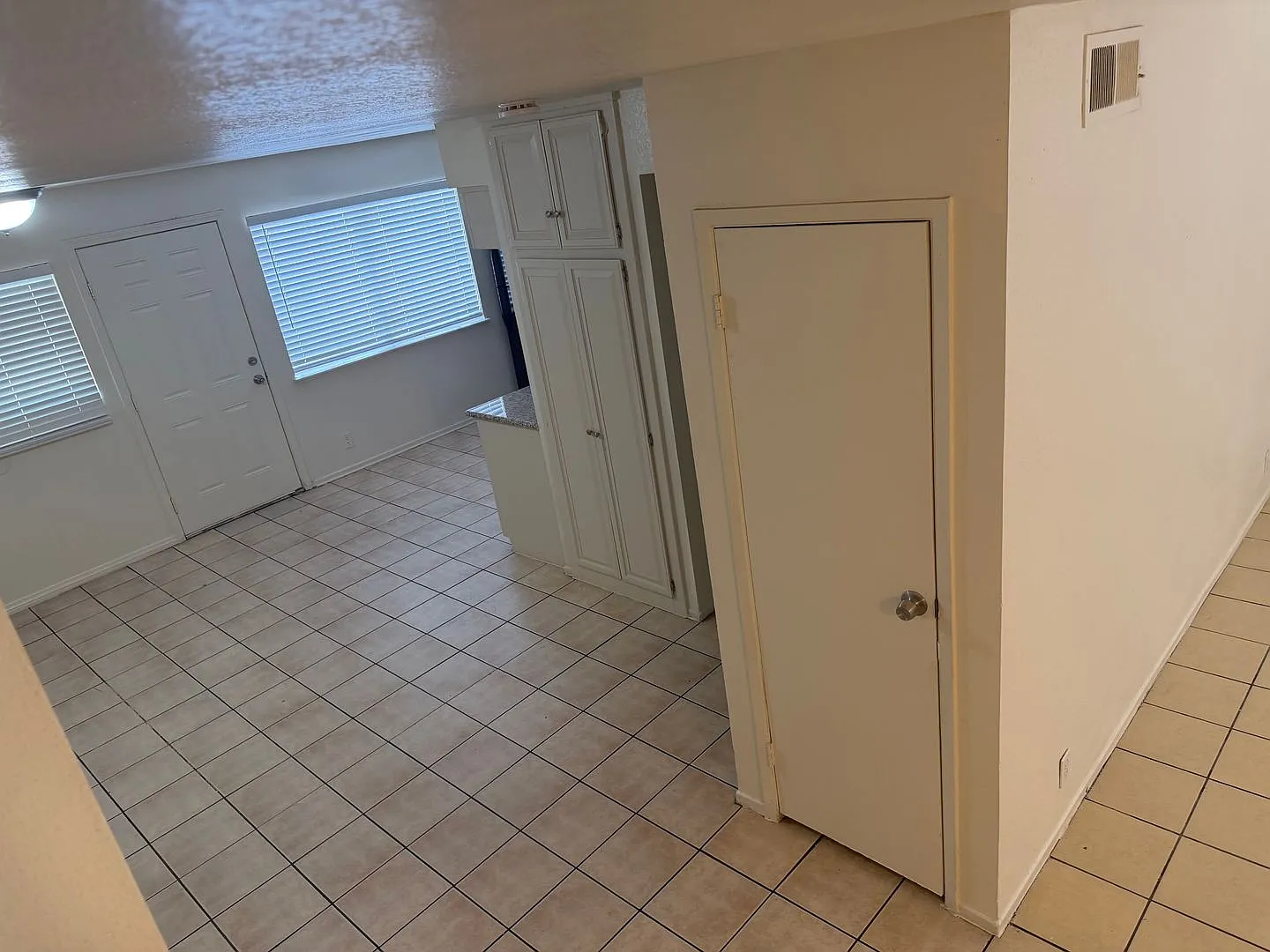 2story Townhouse 4bed, 1 1/2 Baths — Photo 3