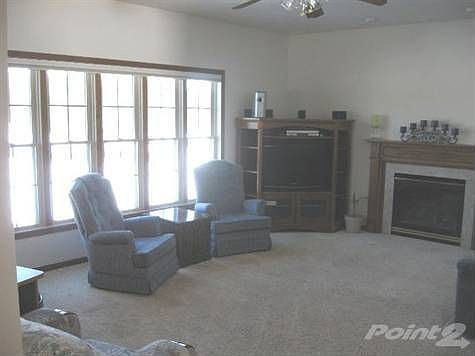 Family Room w Fireplace