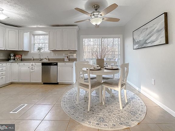 5th image of 42120 Valley Dr