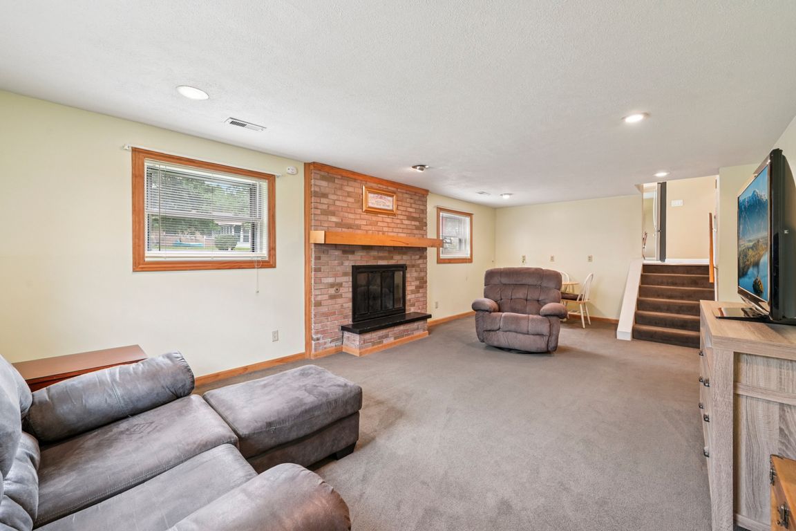 Sherwood Park Dr-S2606-035.jpg