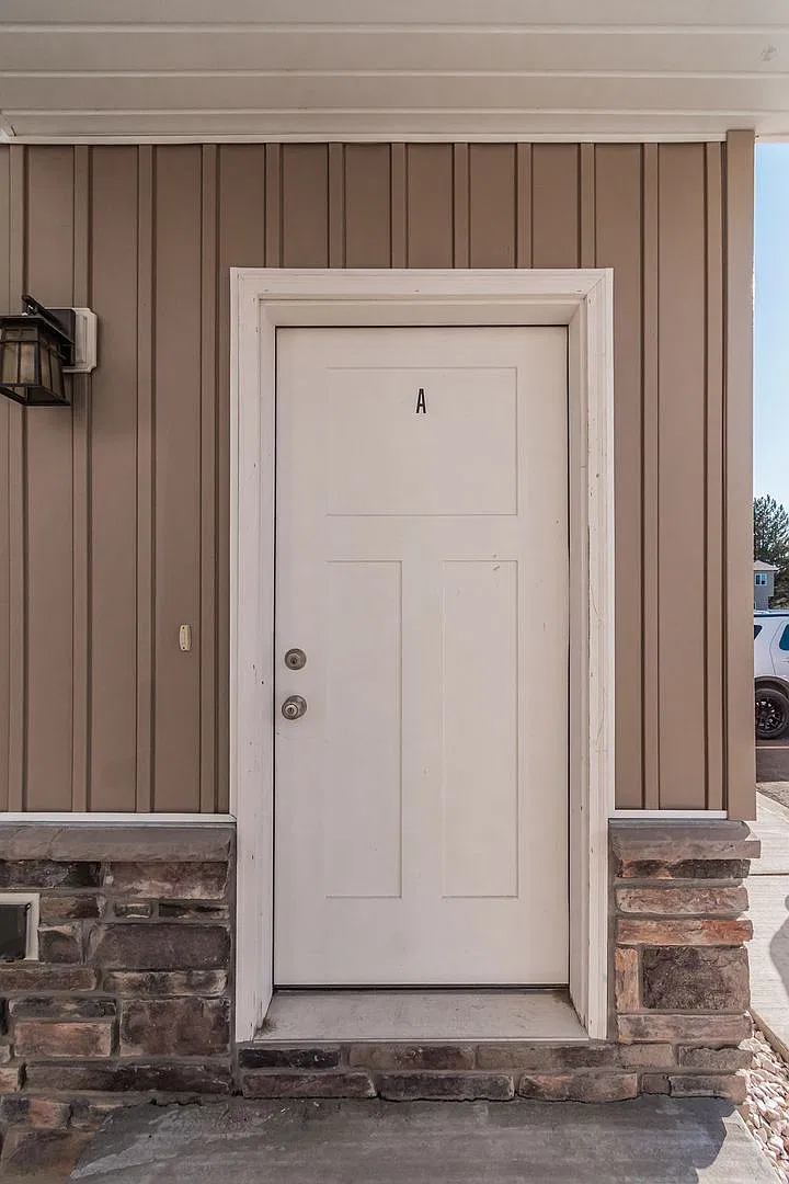 654 S Saturn Ave — Photo 2