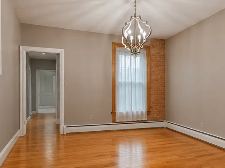633 Center St — Photo 3