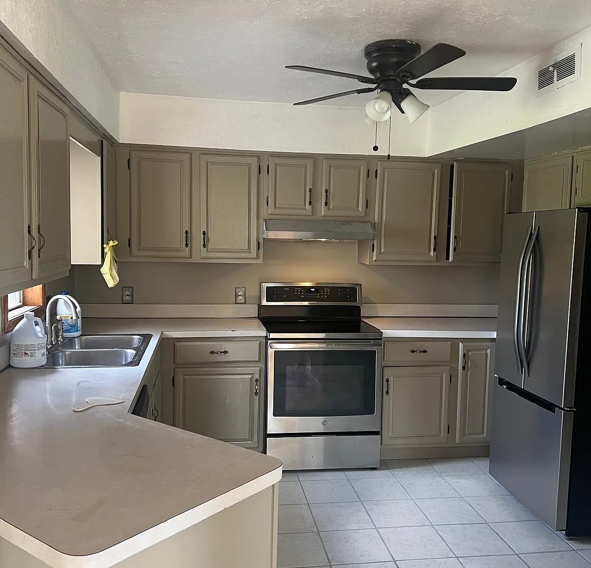 4 bed, 1.5 bath, 2400 sqft, $1,750 — Photo 1