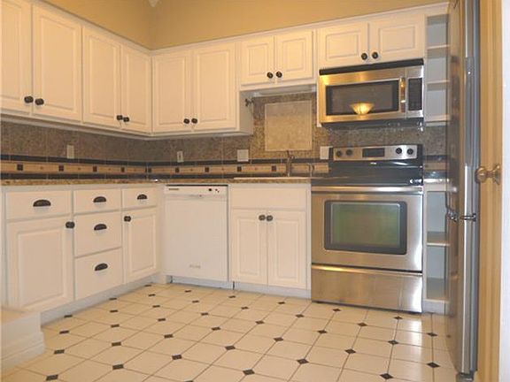 4th image of 2100 Tanglewilde St APT 8