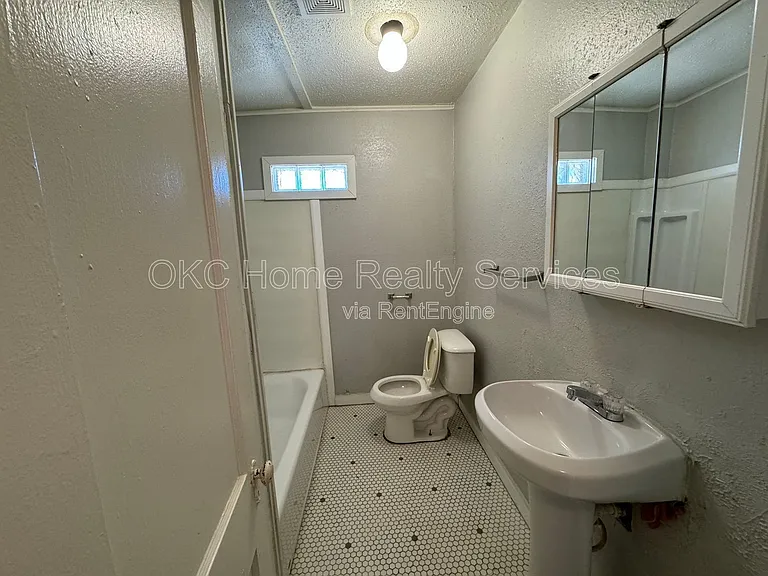 2820 NW 23rd St — Photo 13