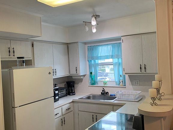 3rd image of 2060 NE 1st St #20