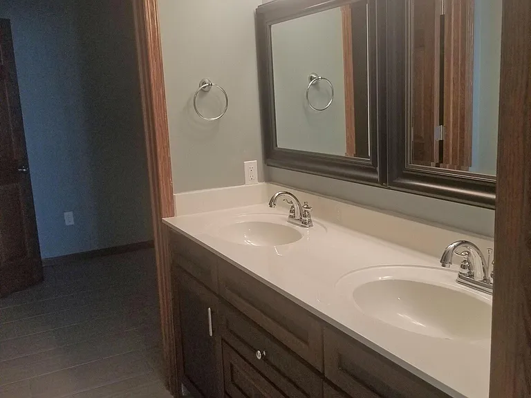 jack and jill bath lower level