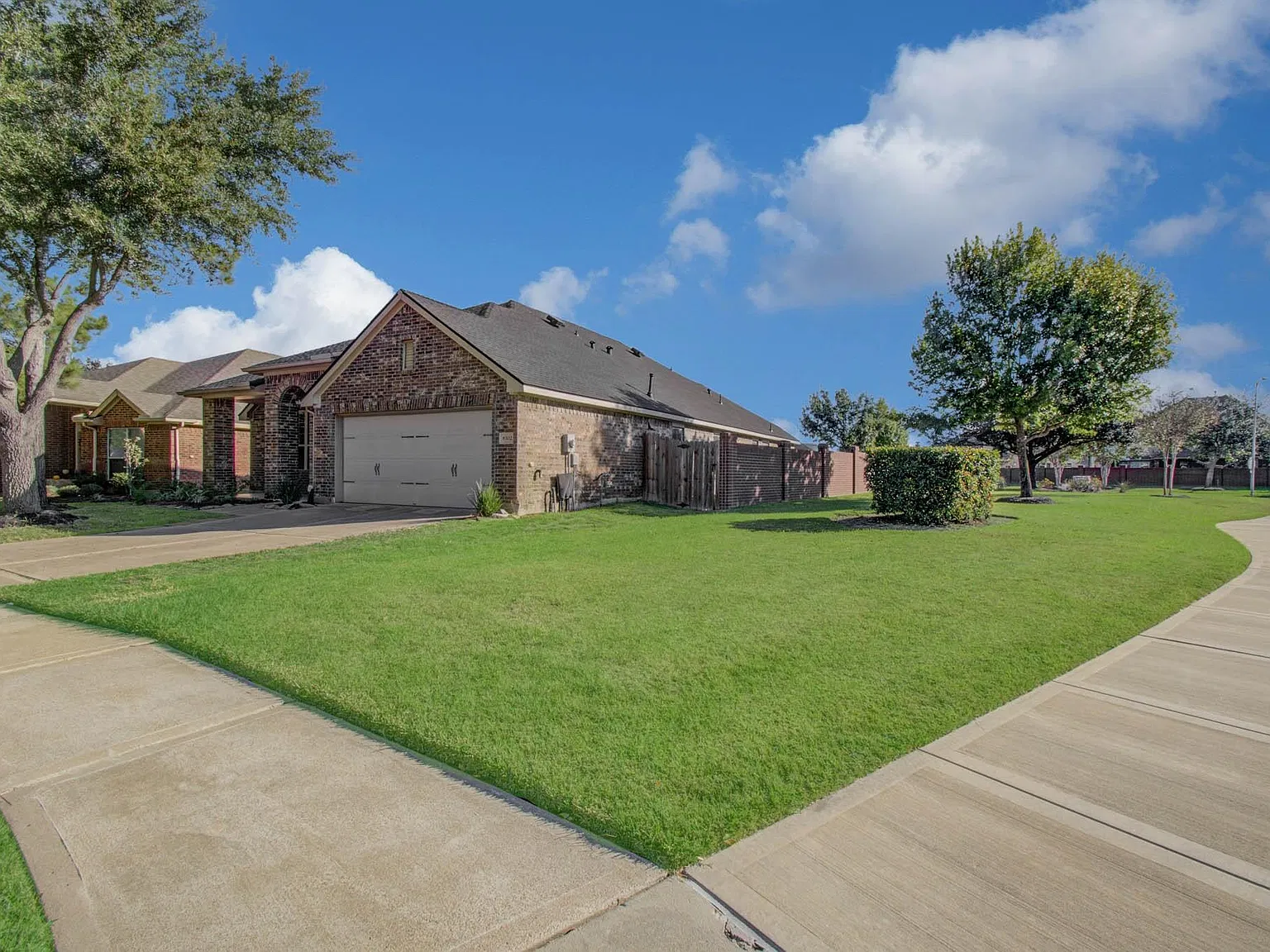 3 bed, 2.0 bath, 2155 sqft, $2,350 — Photo 3