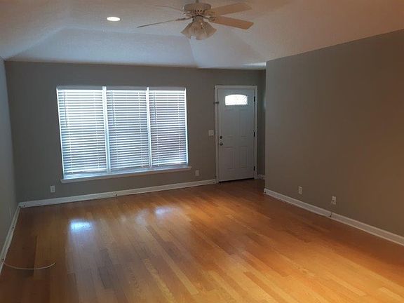 2nd image of 219 Sandalwood Cir