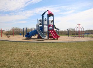 725 Victoria Dr, Chaska, MN 55318