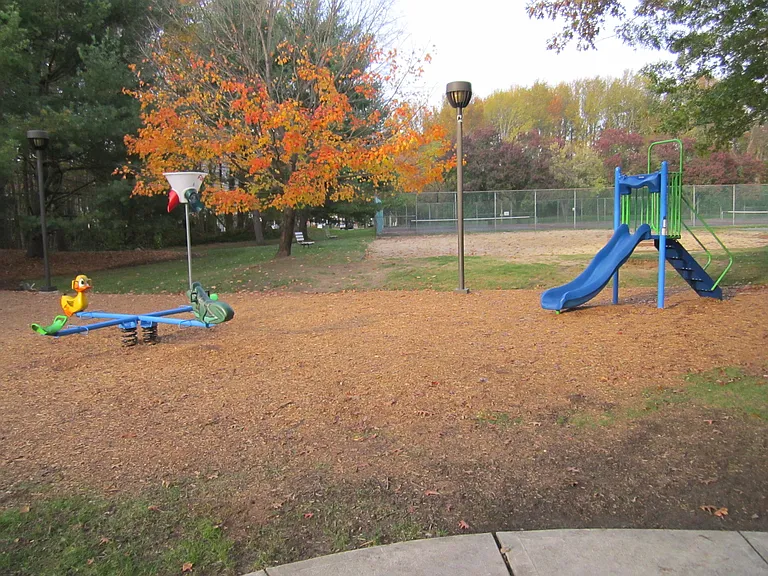 92 Versailles Ct — Photo 30