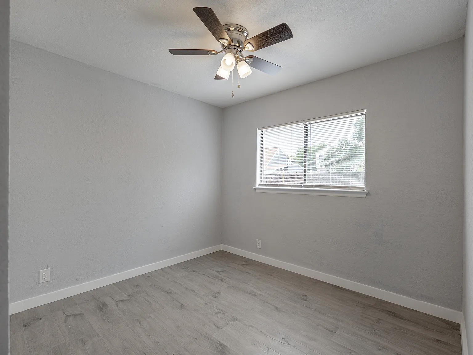3 bed, 955 sqft, $1,400 — Photo 3