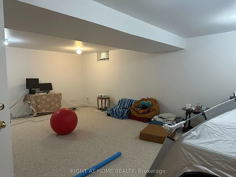 59 Pennybrook Cres #4 — Photo 11