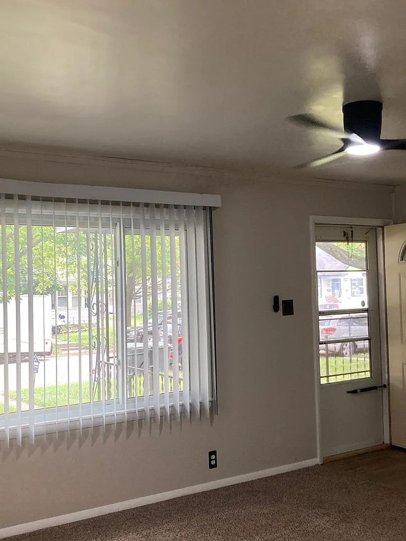 Beatiful 2 Bedroom Home with Garage and Fenced Yar — Photo 2
