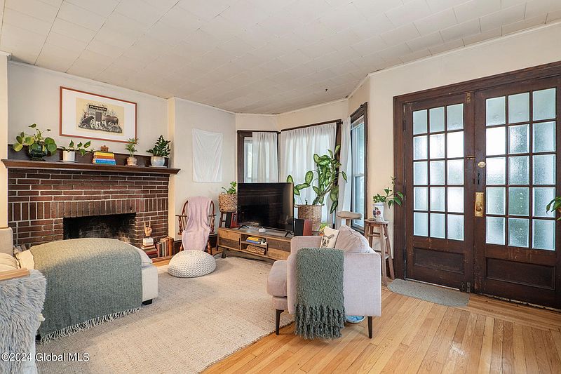 4th image of 1735 Eastern Parkway