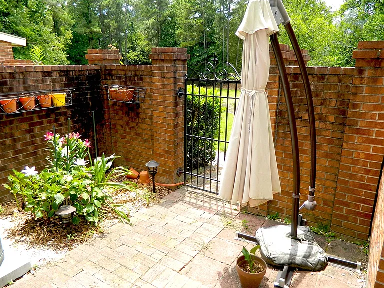 407 Folkstone Cir — Photo 21
