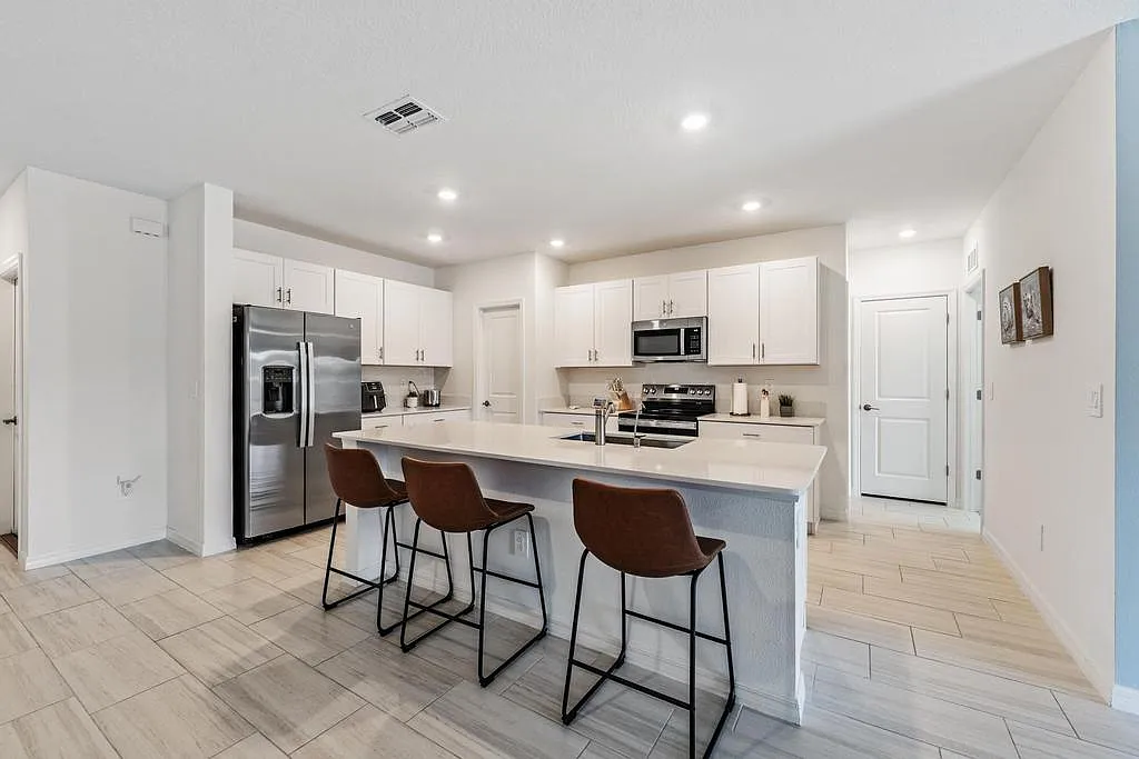 6 bed, 2580 sqft, $3,299 — Photo 2